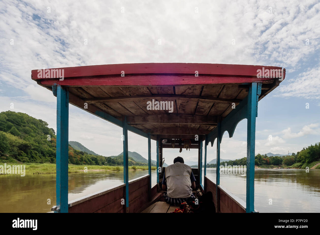 La navigazione sul fiume Mekong a Luang Prabang, Laos, con una tipica imbarcazione in legno Foto Stock