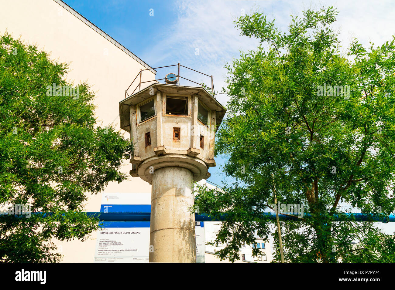 Una delle ultime reliquie della DDR - il tipo BT 6 torre di vedetta su Potsdamer Platz. Foto Stock