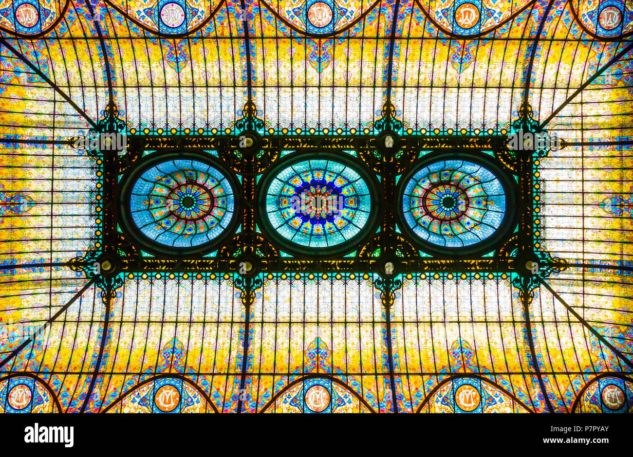 Colorato soffitto a vetrata floreale in stile liberty foto ... Vetrate stile liberty
