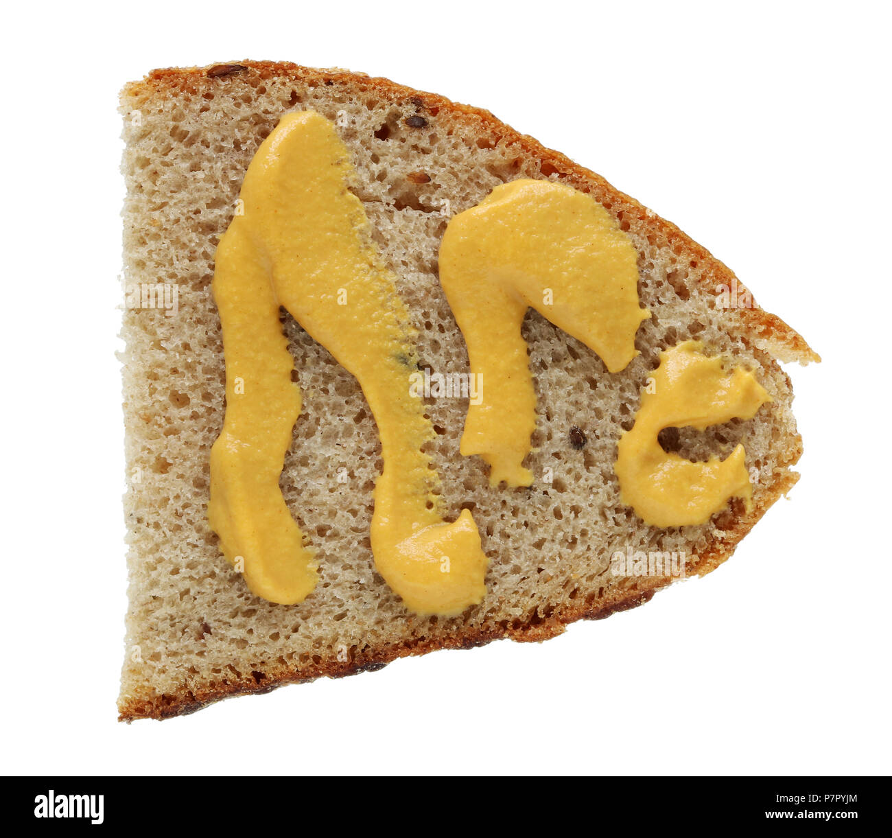 Una fetta di segale pane rurale è cosparsa di giallo senape francese. Isolato su bianco studio shot macro Foto Stock