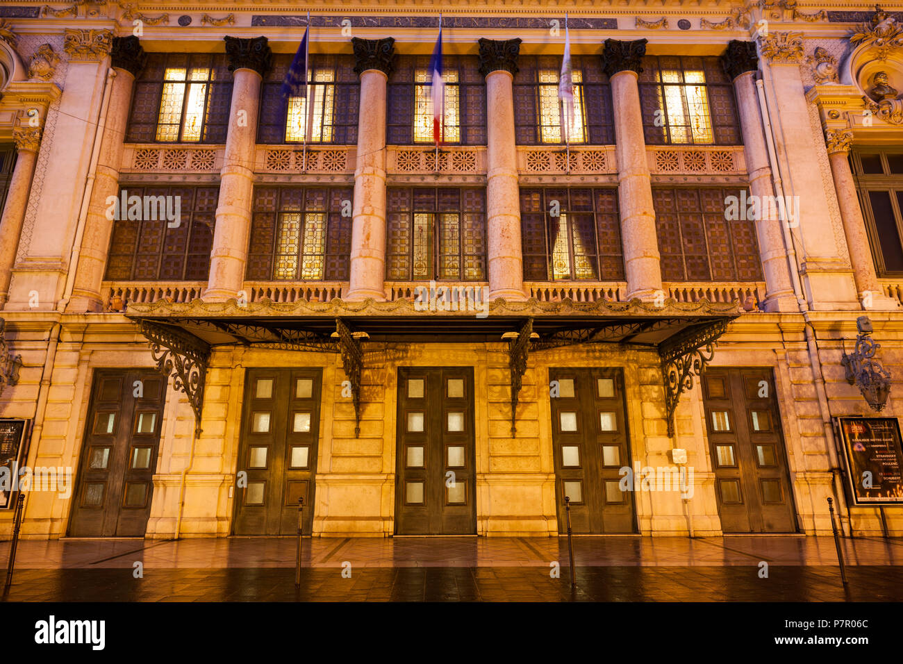 Opera de Nice - Teatro Municipal in città di Nizza di notte in Francia, facciata rivolta verso Rue Saint-François de Paule street. Foto Stock