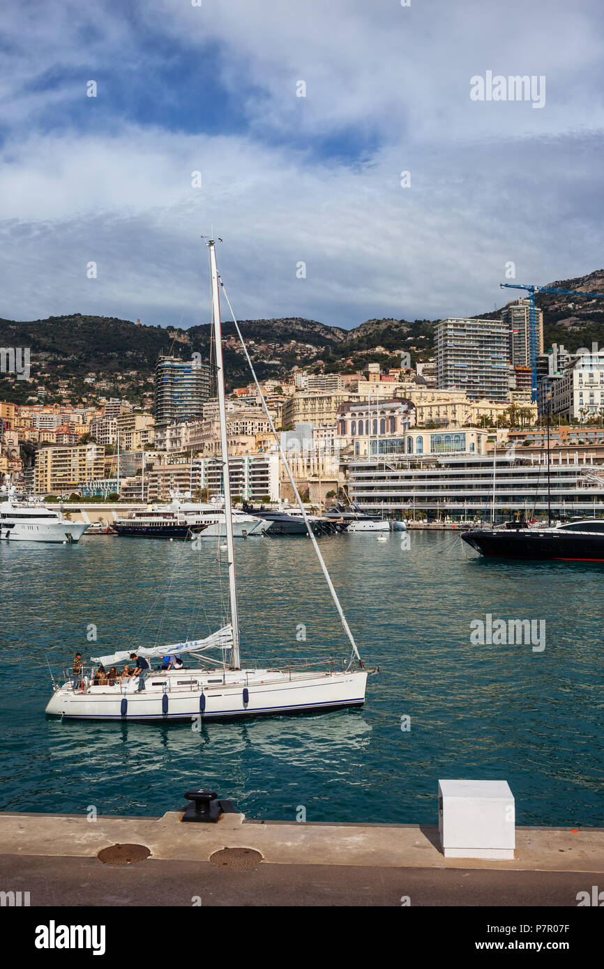 Principato di Monaco, vista da Monte Carlo, barca a vela sul Mar Mediterraneo bay, Europa Foto Stock
