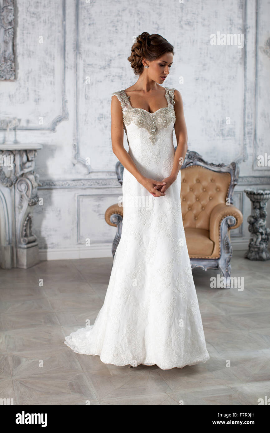 Abito da sposa a Parigi. Sposa in un appartamento di lusso in un abito da  sposa Foto stock - Alamy