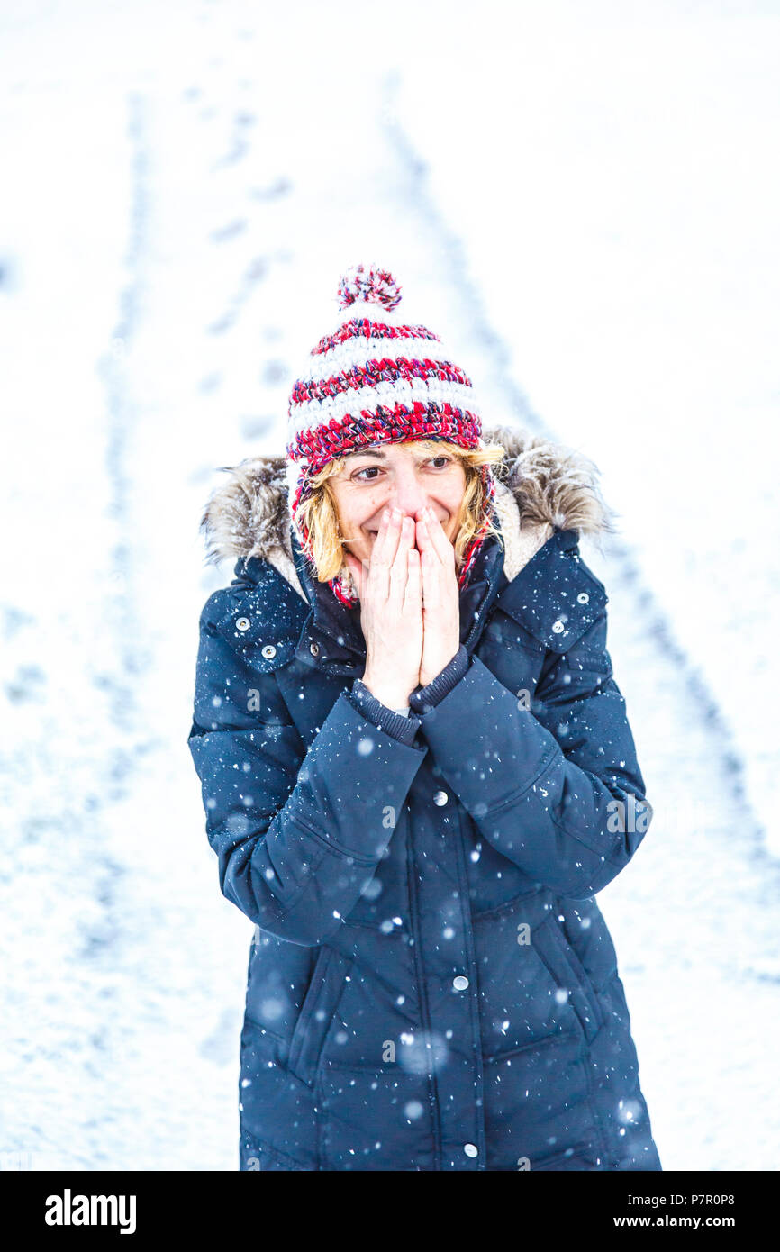 Donna sotto la neve in inverno. Foto Stock