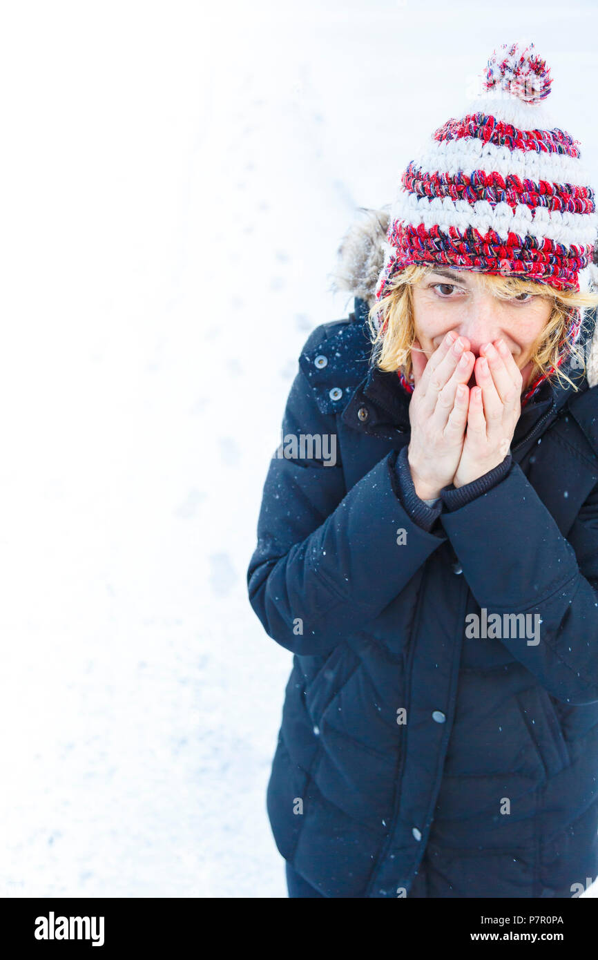 Donna sotto la neve in inverno. Foto Stock