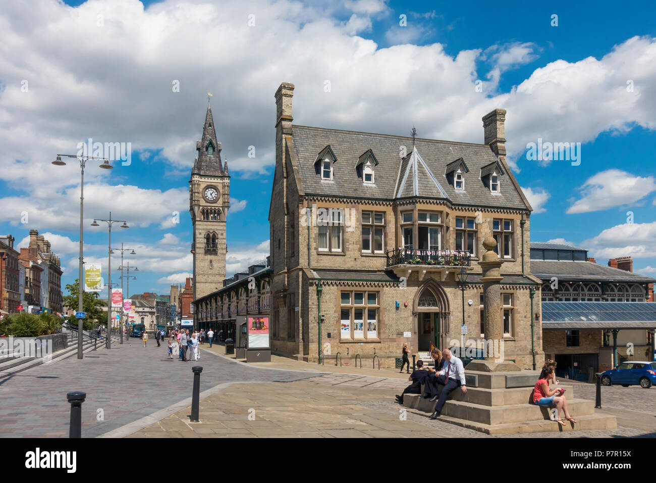 West Row Darlington con il mercato Vittoriano di Clock Tower e coloro che godono di un sole estivo Foto Stock