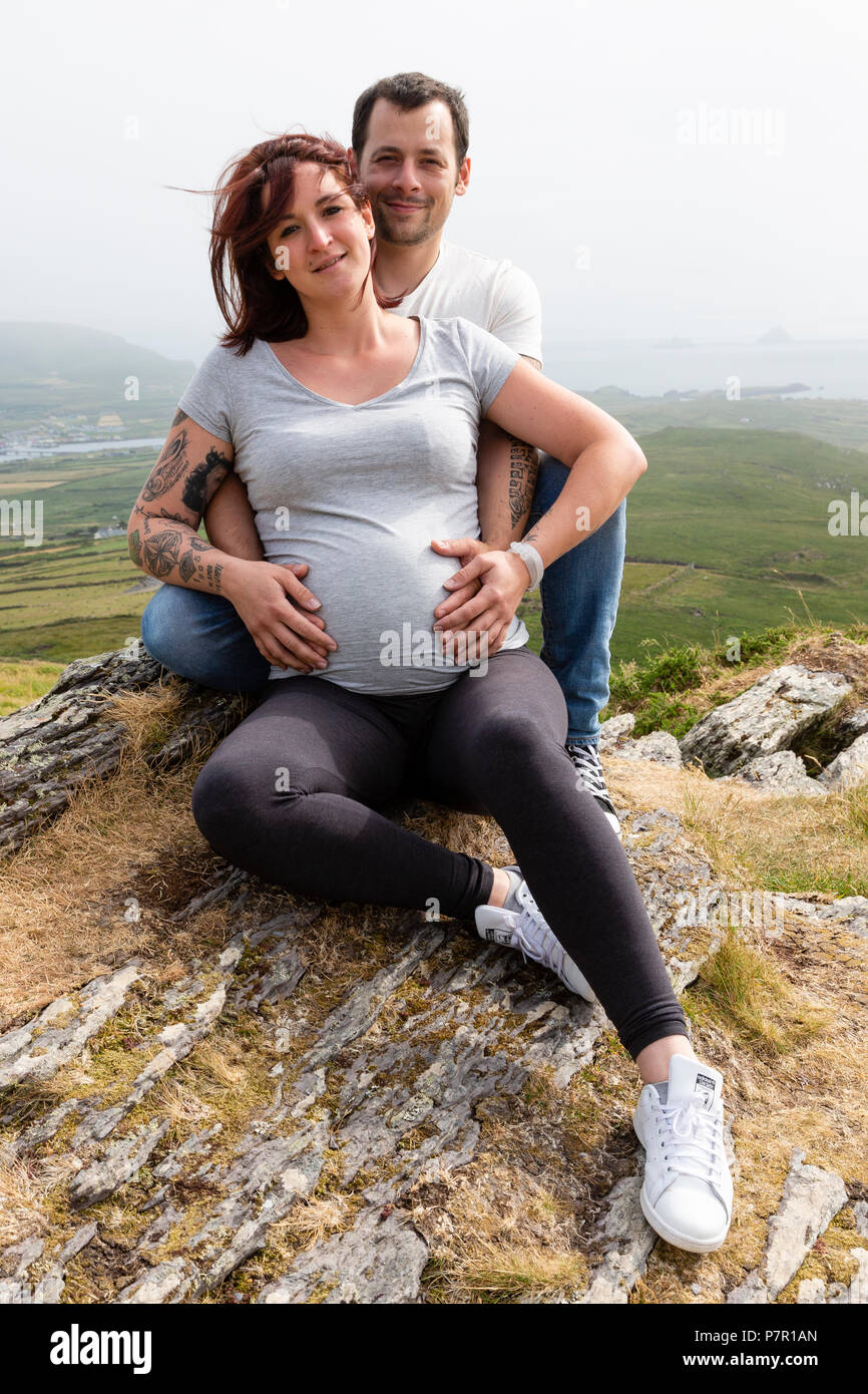 Coppia giovane in attesa di un bambino, al di fuori della montagna Foto Stock