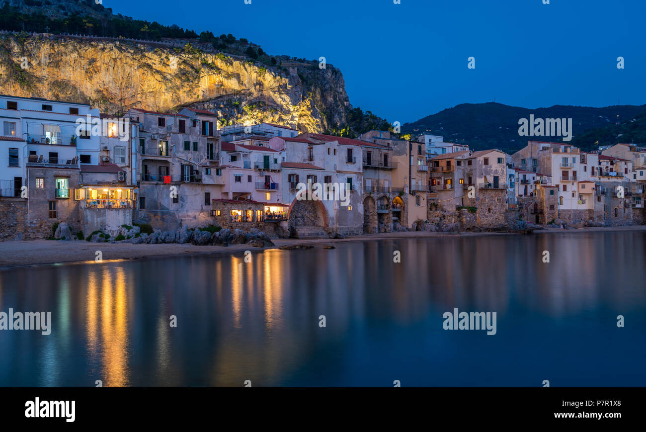 Vista panoramica di Cefalù in serata, in Sicilia. Foto Stock