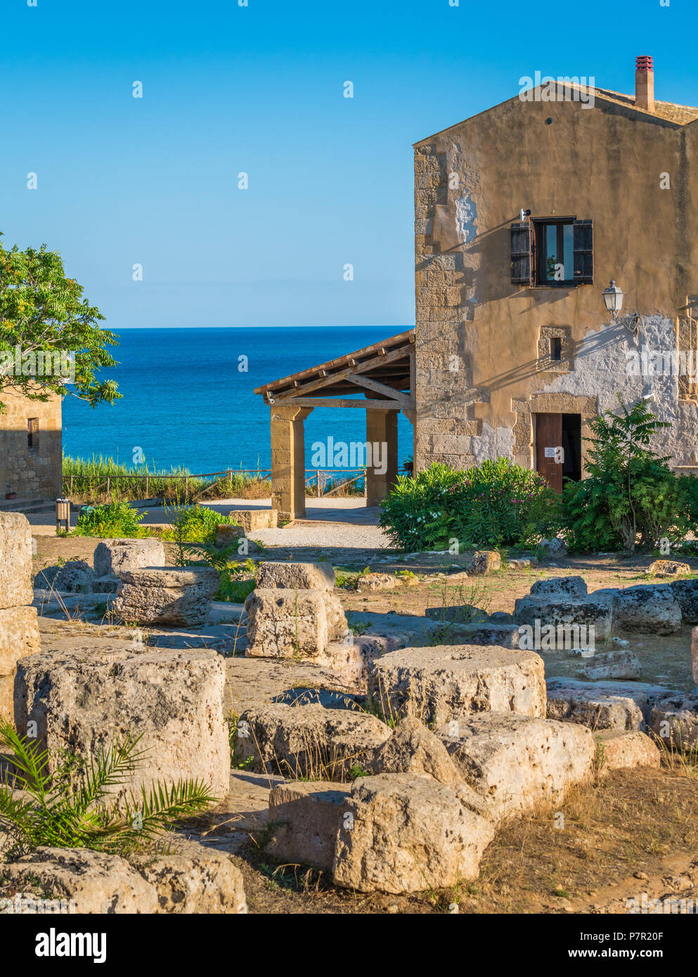 Scenario Mediterraneo in Selinunte, antica città greca in Sicilia, Italia. Foto Stock