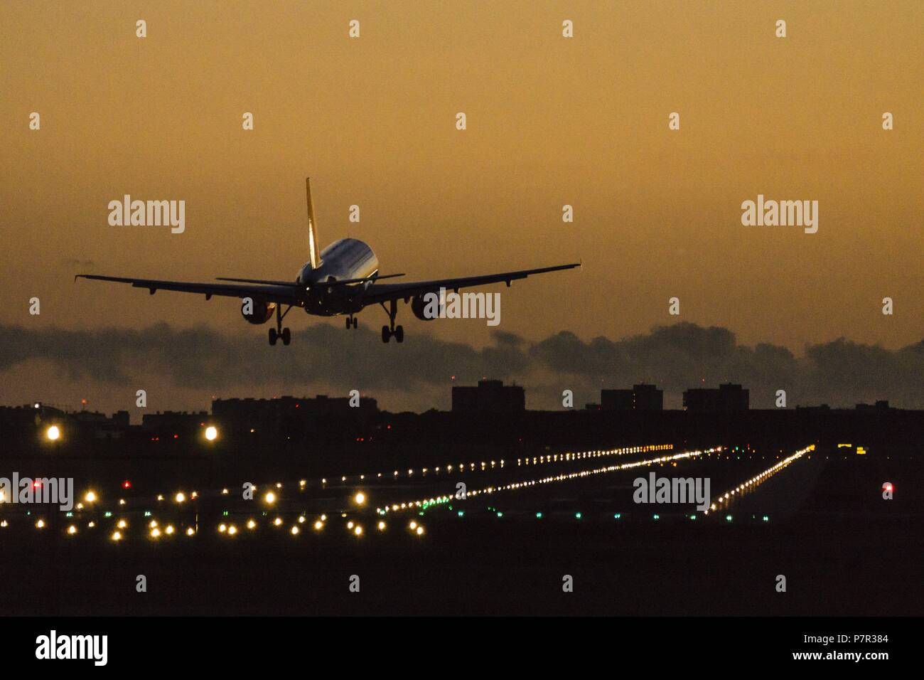 Avion aterrizando en el aeropuerto de Palma di Maiorca, isole Baleari, Spagna. Foto Stock