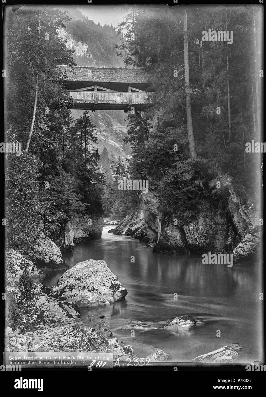 Lessoc, Pont couvert, vue partielle; Vue partielle du pont de bois sur la Sarine entre Lessoc et Montbovon, photo prise depuis le bord de la Sarine. 1899 74 CH-NB - Lessoc, Pont couvert, vue partielle - Collezione Max van Berchem - EAD-6916 Foto Stock