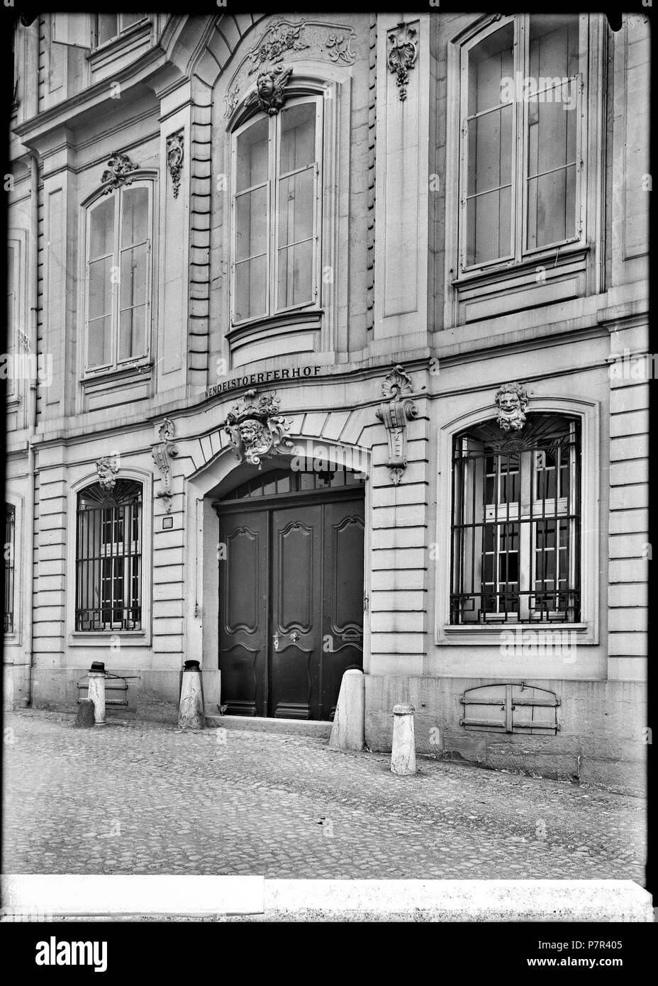 Basilea, Weisses Haus, Fassade, vue partielle; Vue partielle de la facciata de La Maison Blanche sise au Rheinsprung 18, nommée aussi Wendelstörferhof. 1901 66 CH-NB - Basilea, Weisses Haus, Fassade, vue partielle - Collezione Max van Berchem - EAD-6957 Foto Stock