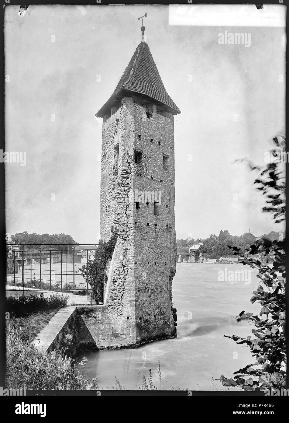 Rheinfelden, Turm, vue partielle; Vue partielle d'une tour (Messer-(Diebs-)Turm) au Bord du Rhin à Rheinfelden, dans le canton d'Argovie. 1901 79 CH-NB - Rheinfelden, Turm, vue partielle - Collezione Max van Berchem - EAD-7090 Foto Stock