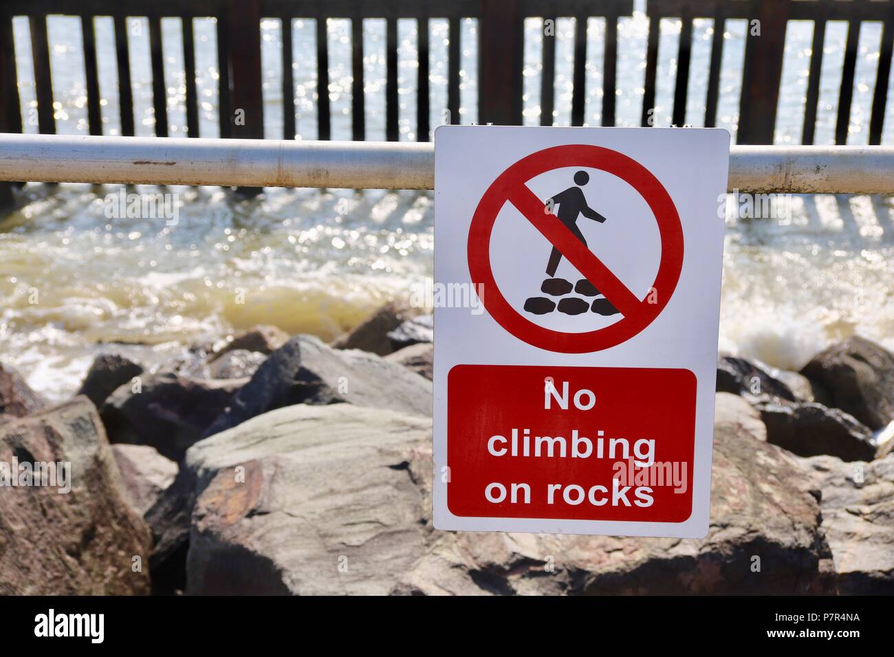 Le difese del mare, no arrampicata sulle rocce. Southwold Harbour, Suffolk.UK Foto Stock