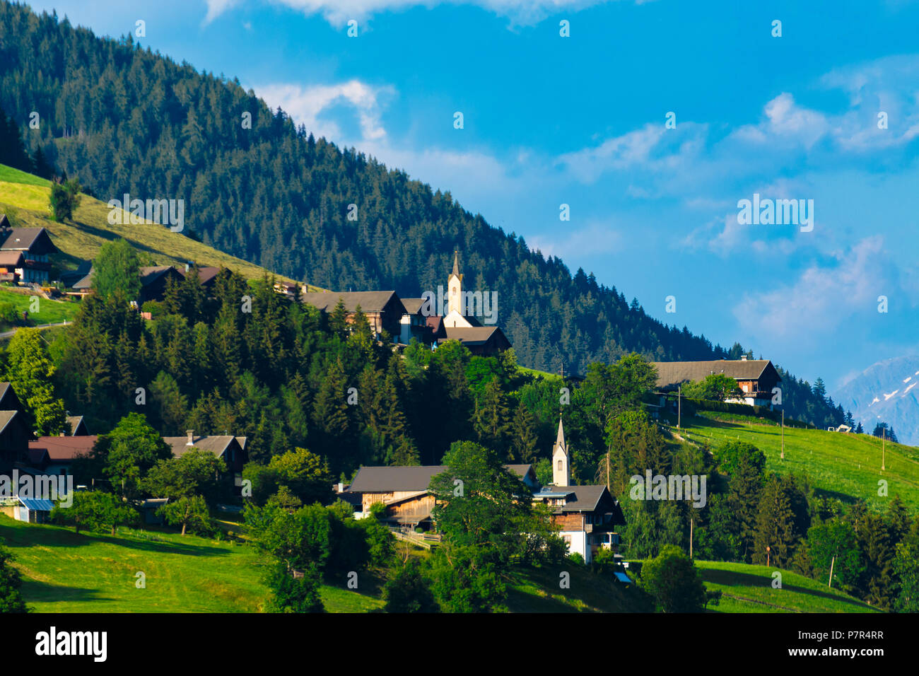 Tipici villaggi alpini in Alto Adige alpi su sunset Foto Stock