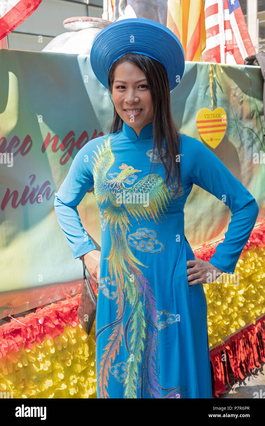 Poste ritratto di un grazioso vietnamita donna americana al vietnamita culturale americana Parade di New York City. Foto Stock