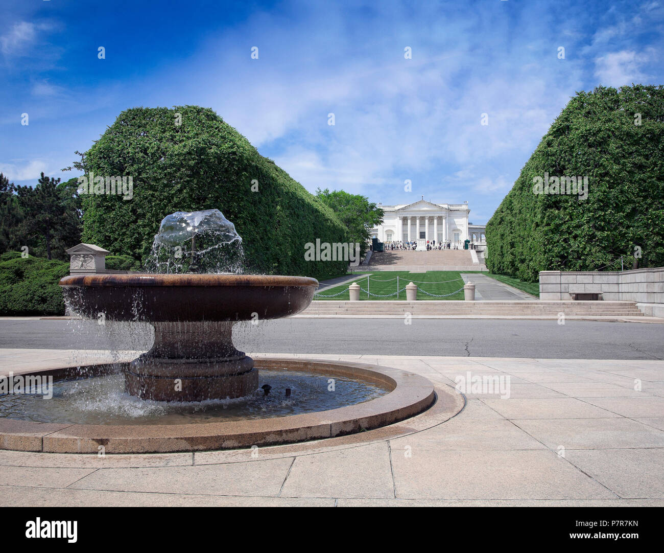 Guardando verso la tomba del Milite Ignoto presso il Cimitero Nazionale di Arlington Arlington, Virginia. Foto Stock