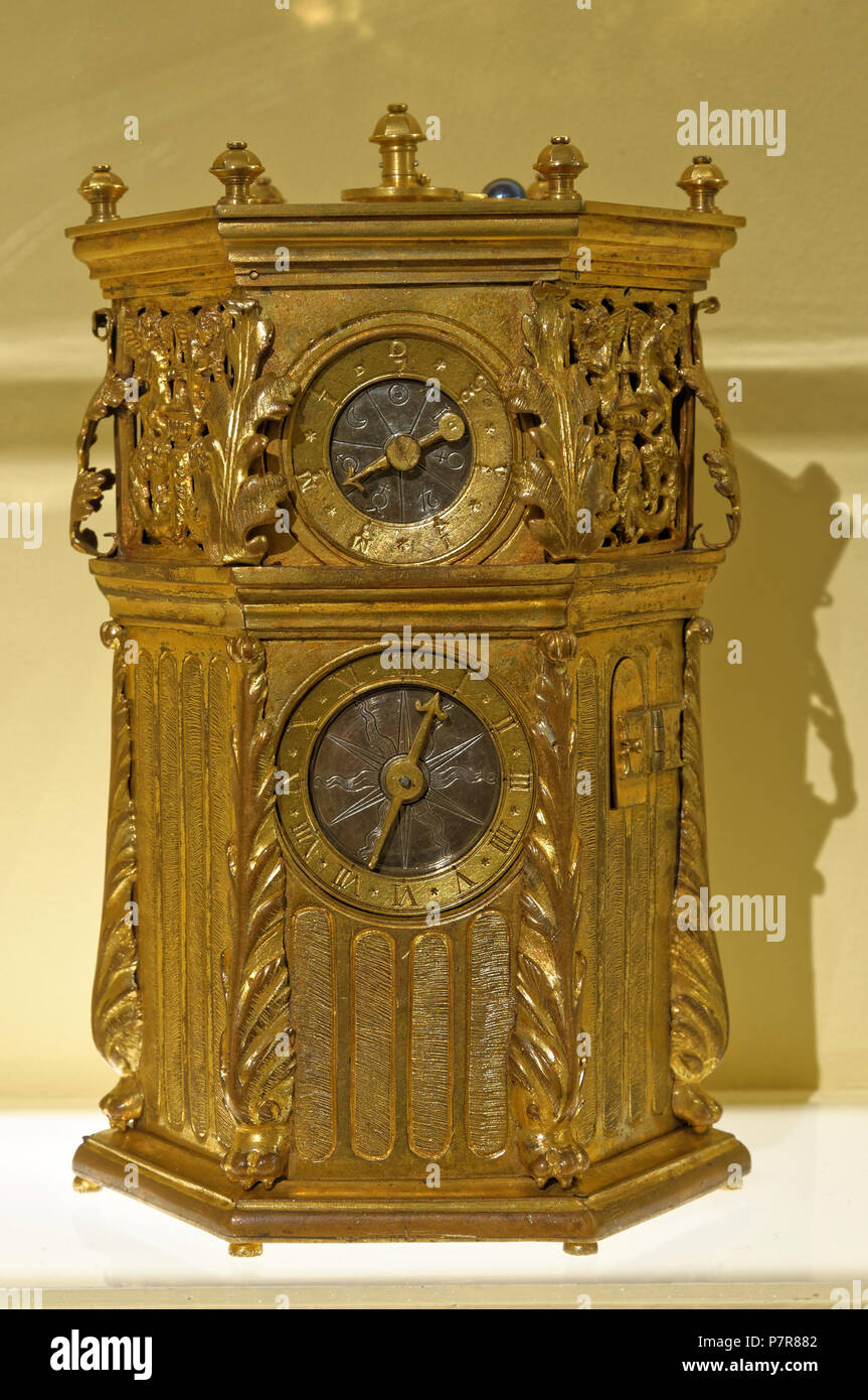 Français : Pierre de Fobis (vers 1506 - actif à Lyon entre 1543 et 1575) Horloge astrolabique, 1535, Cuivre ciselé et Doré Doré in bronzo, fer. H. 17 ; l. 10,7 cm iscrizione : Pierre de Fobis ; 1535 et armoiries non identifiées Stuttgart, Württembergisches Landesmuseum, inv. 1972-29 Esposizione : Lione rinascimentale. Arts et humanisme. Il 10 novembre 2015, 15:26:05 199 Horloge astrolabique - 1535 Foto Stock