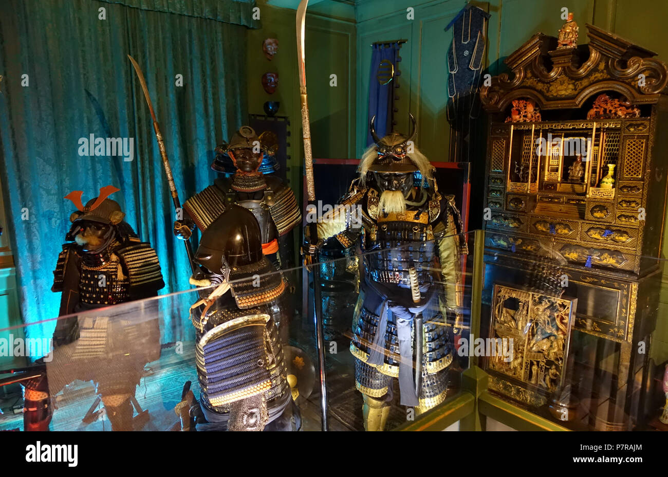 Inglese: esporre in Snowshill Manor - Gloucestershire, Inghilterra. Tutte le voci in questa fotografia sono abbastanza vecchio in modo che essi sono in . 23 maggio 2016, 08:04:59 340 Samurai armor - Snowshill Manor - Gloucestershire, Inghilterra - DSC09551 Foto Stock