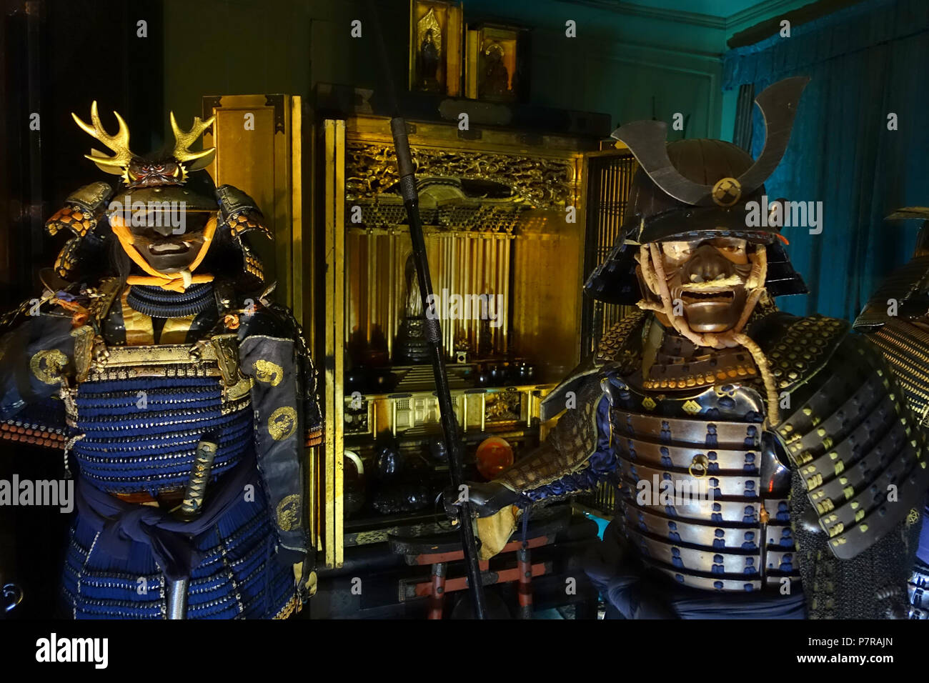 Inglese: esporre in Snowshill Manor - Gloucestershire, Inghilterra. Tutte le voci in questa fotografia sono abbastanza vecchio in modo che essi sono in . 23 maggio 2016, 08:05:48 340 Samurai armor - Snowshill Manor - Gloucestershire, Inghilterra - DSC09553 Foto Stock