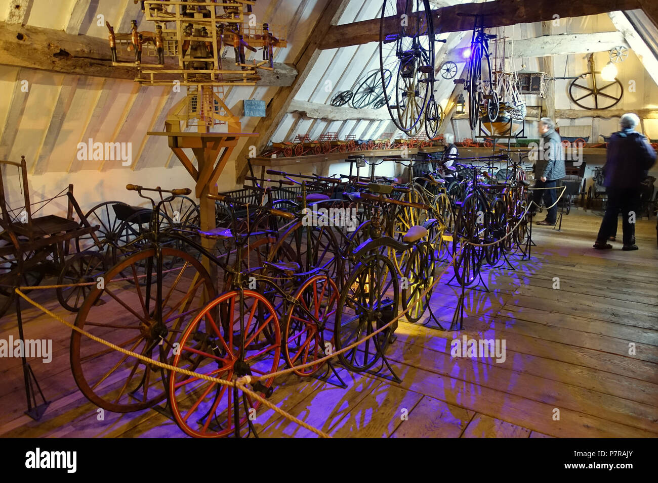 Inglese: esporre in Snowshill Manor - Gloucestershire, Inghilterra. Tutte le voci in questa fotografia sono abbastanza vecchio in modo che essi sono in . 23 maggio 2016, 08:16:11 43 biciclette - Snowshill Manor - Gloucestershire, Inghilterra - DSC09563 Foto Stock