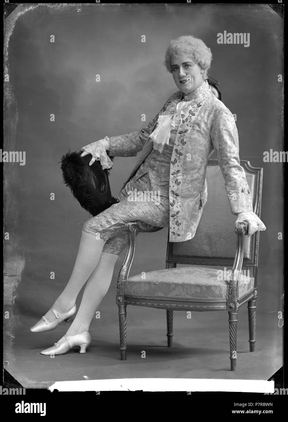 Liva Järnefelt som Cherubin ho Figaro bröllop, Kungliga Operan 1914. Glasnegativ 248 Liva Järnefelt in Figaro bröllop presso Kungliga Operan 1914 - SMV - GJ053 Foto Stock