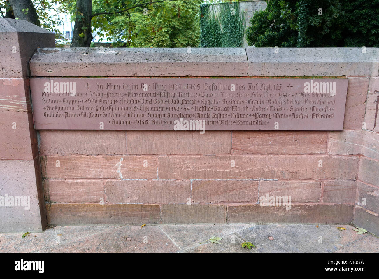 Inglese: Leibgardistendenkmal da Heinrich Jobst, 1928 - Darmstadt, Germania. 19 ottobre 2016, 04:03:00 243 Leibgardistendenkmal Memoriale della Seconda Guerra Mondiale - Darmstadt, Germania - DSC09937 Foto Stock