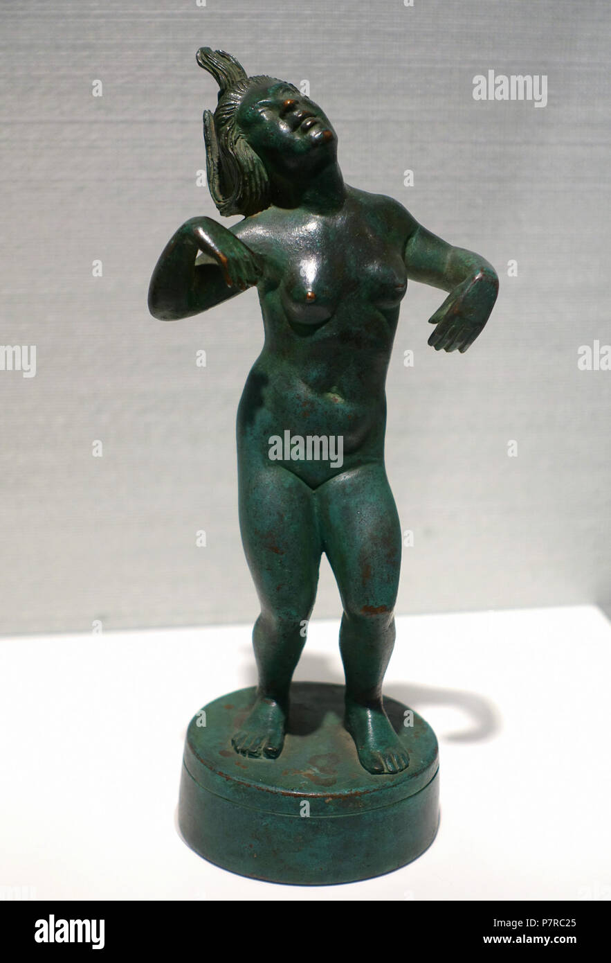 Inglese: presentano nell'Hessisches Landesmuseum Darmstadt - Darmstadt, Germania. 19 ottobre 2016, 08:23:12 102 danzatrice di Ernst Riegel, 1918, bronzo - Hessisches Landesmuseum Darmstadt - Darmstadt, Germania - DSC01036 Foto Stock