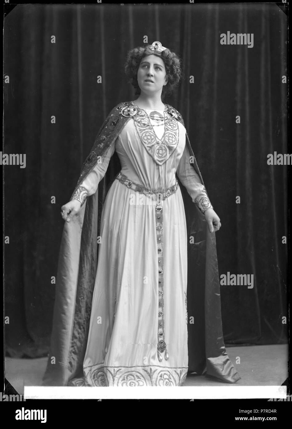 . Magna Lykseth in Tristan och Isotta presso Kungliga Operan 1909. Inglese: Magna Lykseth come Isotta in Tristan och Isotta presso Kungliga Operan 1909. Vetro di scansione negativo. Svenska: Magna Lykseth som Isotta ho Tristan och Isotta, Kungliga Operan 1909. Skannat glasnegativ. 1909 254 Magna Lykseth in Tristan och Isotta presso Kungliga Operan 1909 - SMV - GL163 Foto Stock