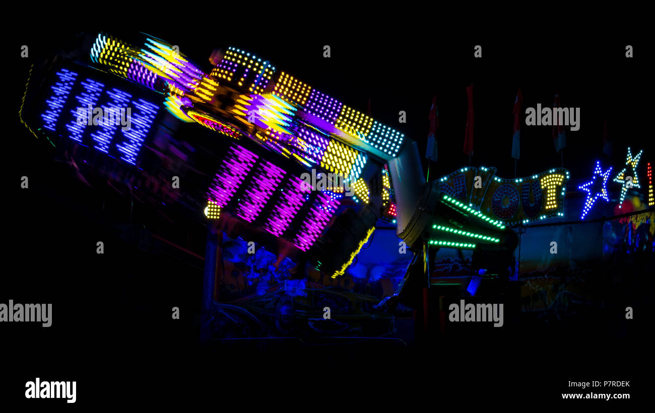 Colorate, filatura corse di Midway a Calgary Stampede, si trova nella città di Calgary, Alberta, Canada. La sfocatura in movimento ha creato un aspetto astratto. Foto Stock