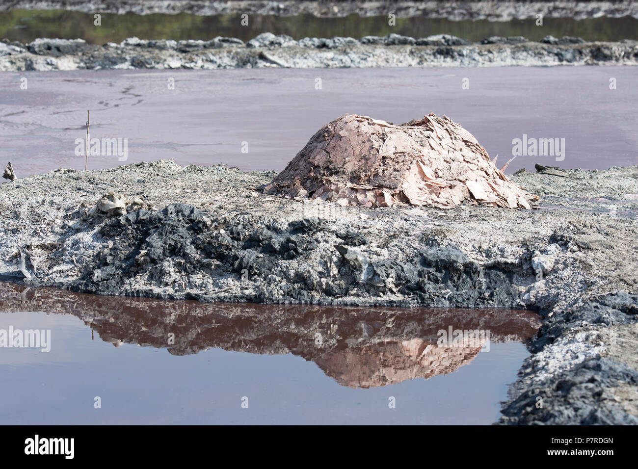 Le saline, pile di sale estratto dalle saline di un cratere del lago presso la Queen Elizabeth National Park, Uganda, Africa orientale Foto Stock
