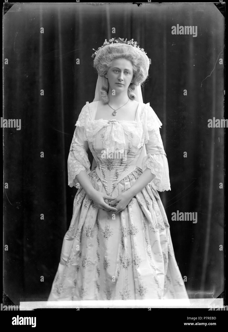 Valborg Hansson som Alaine de l'Estoile mi revolutionsbröllop ett, Dramaten 1909. Glasnegativ 383 Valborg Hansson, rollporträtt - SMV - GH048 Foto Stock