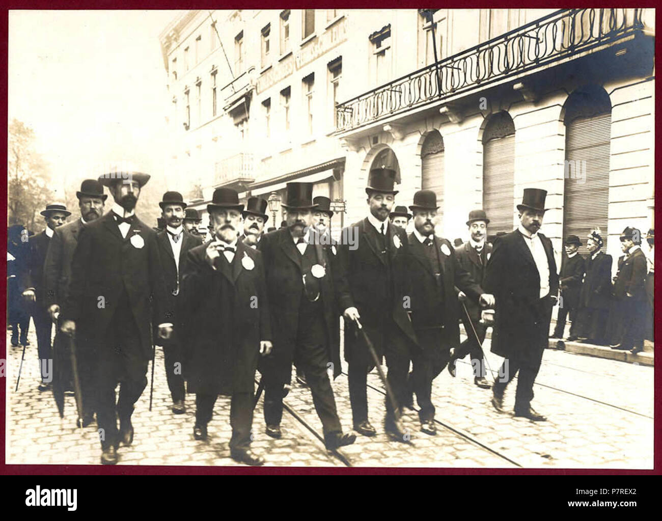 Inglese: De Liberale Volksbond van het Arrondissement Gent-Eeklo organiseerde op 26 settembre 1909 een reeks feestelijkheden om zijn nieuwe vlag in te huldigen. De del collega van Help U Zelve Antwerpen waren te gast in Gent. Het evenement werd belangrijk geacht genoeg om uitgebreid op foto vasto te leggen. De foto uit dit album opgedragen aan Julius Hoste tonen het banket en de stoet op de Kouter, evenals de deelnemers vooraanstaande, waaronder volksvertegenwoordiger Arthur Buysse, voorzitter van de Volksbond, en membri van de Liberale Associatie. Il liberale Volksbond di Ghent-Eeklo organizzato Foto Stock