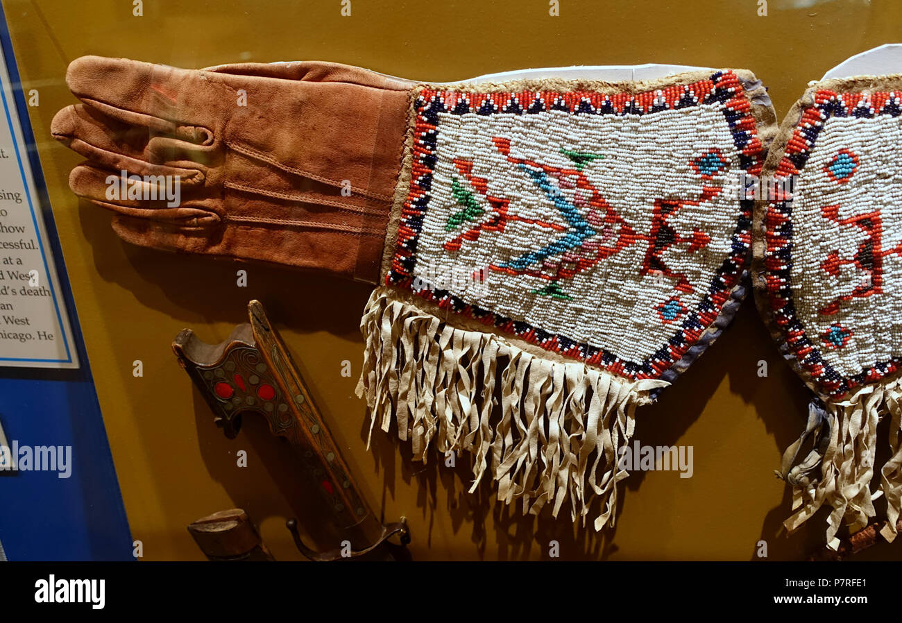 Inglese: presentano nel Circus Museum - John e Mable Ringling Museum of Art - Sarasota, Florida, Stati Uniti d'America. 19 Marzo 2017 14:09:18 56 Buffalo Bill il guanto di sfida, artista sconosciuto, pelle, shell, perle - Circus Museum - John e Mable Ringling Museum of Art - Sarasota, FL - DSC00205 Foto Stock
