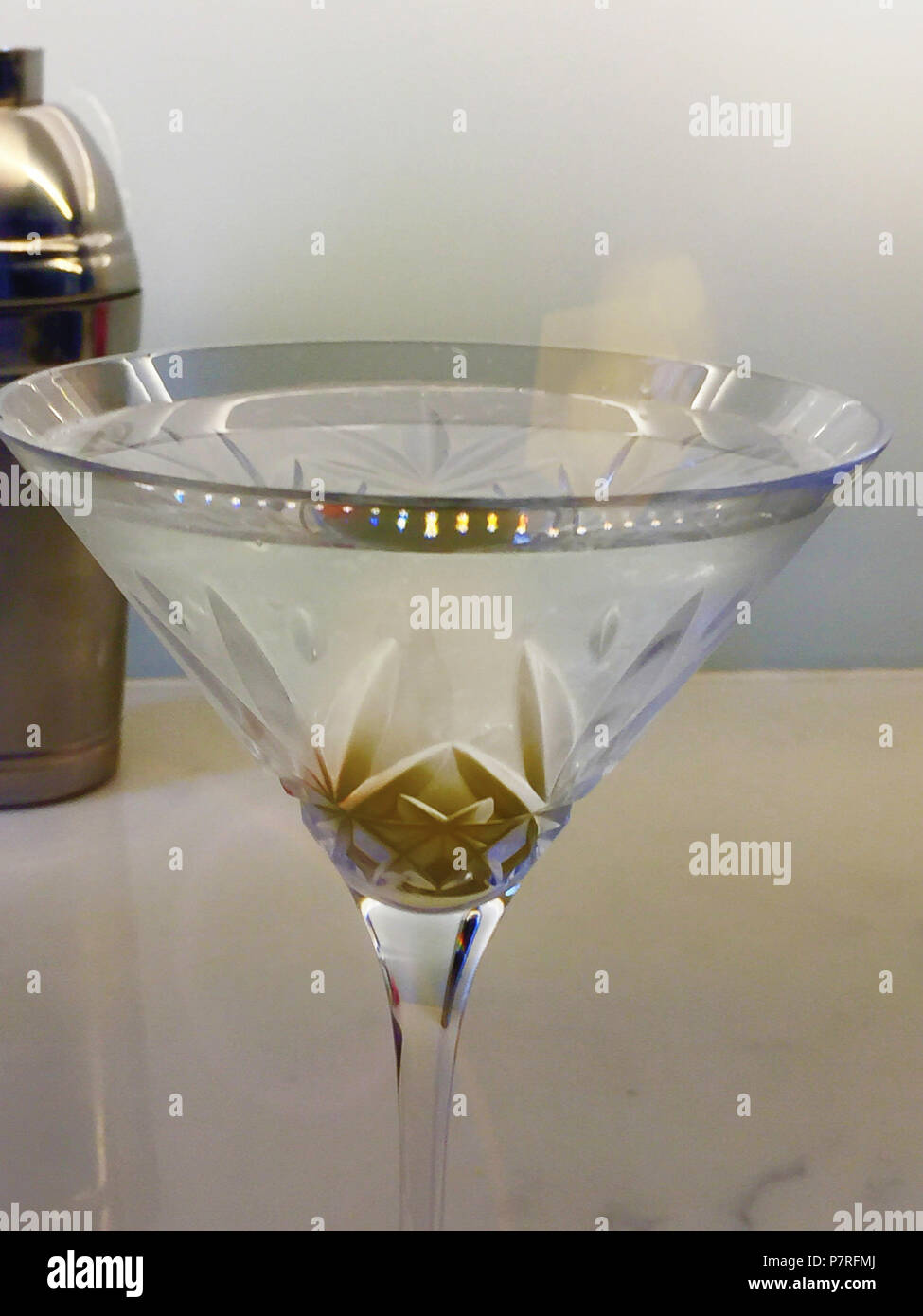 Still Life , Martini Cocktail in cristallo tagliato coppetta Martini, dritto in alto, STATI UNITI D'AMERICA Foto Stock