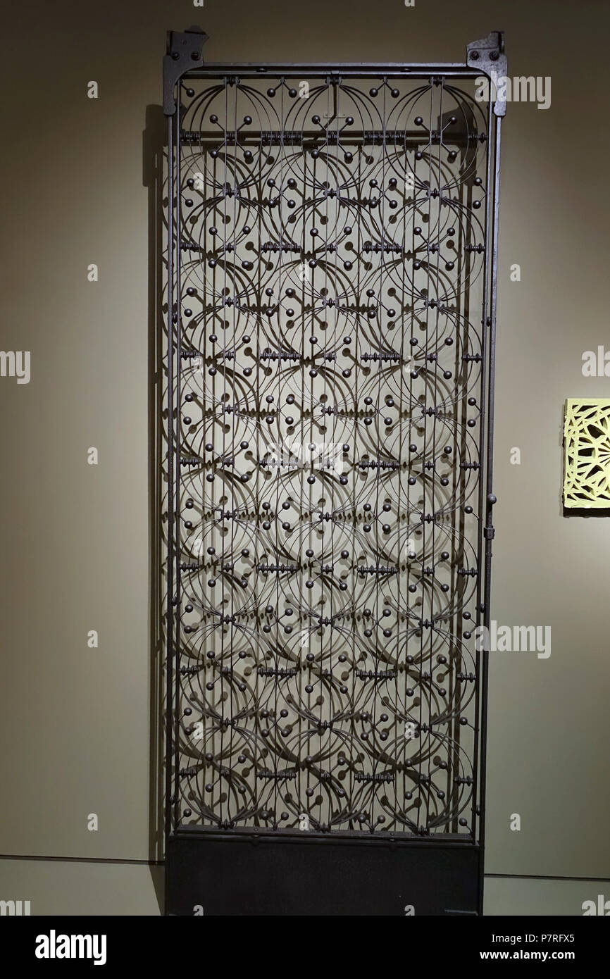 Inglese: presentano nel Museo delle Arti di Dallas Dallas, Texas, Stati Uniti d'America. 7 maggio 2017, 17:33:23 143 Ascensore griglia dalla borsa di Chicago, Louis Sullivan designer, Chicago, Illinois, c. 1893-1894, lavorati e ghisa - Museo dell'Arte di Dallas - DSC05183 Foto Stock