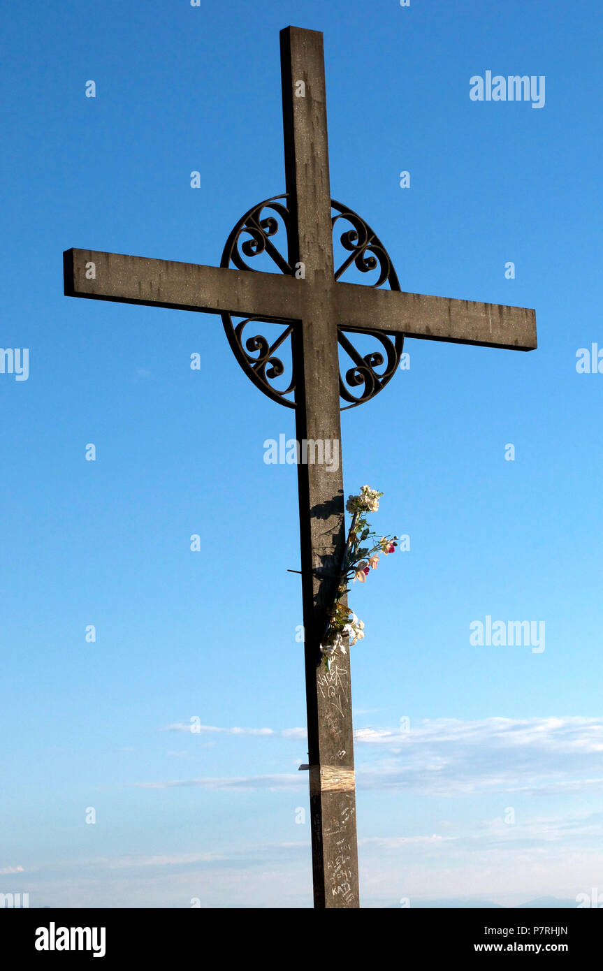 Croce di San Miguel, il Monastero di Montserrat, Catalonia, vicino a Barcelona, Spagna. Close up dettaglio con Sunrise Blue Sky Foto Stock