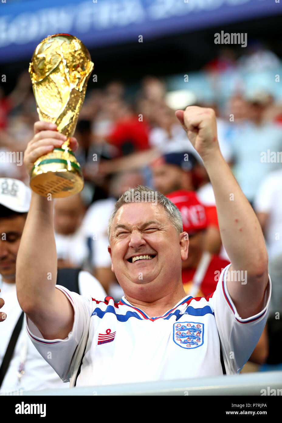 Un ventilatore in Inghilterra festeggia con una finta trofeo dopo la Coppa del Mondo FIFA, quarti di finale corrispondono a Samara Stadium. Foto Stock