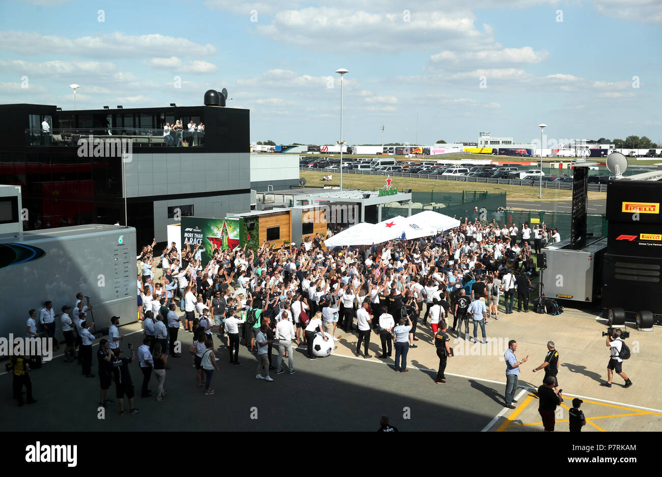Ventole nel paddock della F1 celebrare in Inghilterra la vittoria nella Coppa del Mondo FIFA quarti di finale contro la Svezia qualifiche precedendo del 2018 British Grand Prix sul circuito di Silverstone, Towcester. Foto Stock