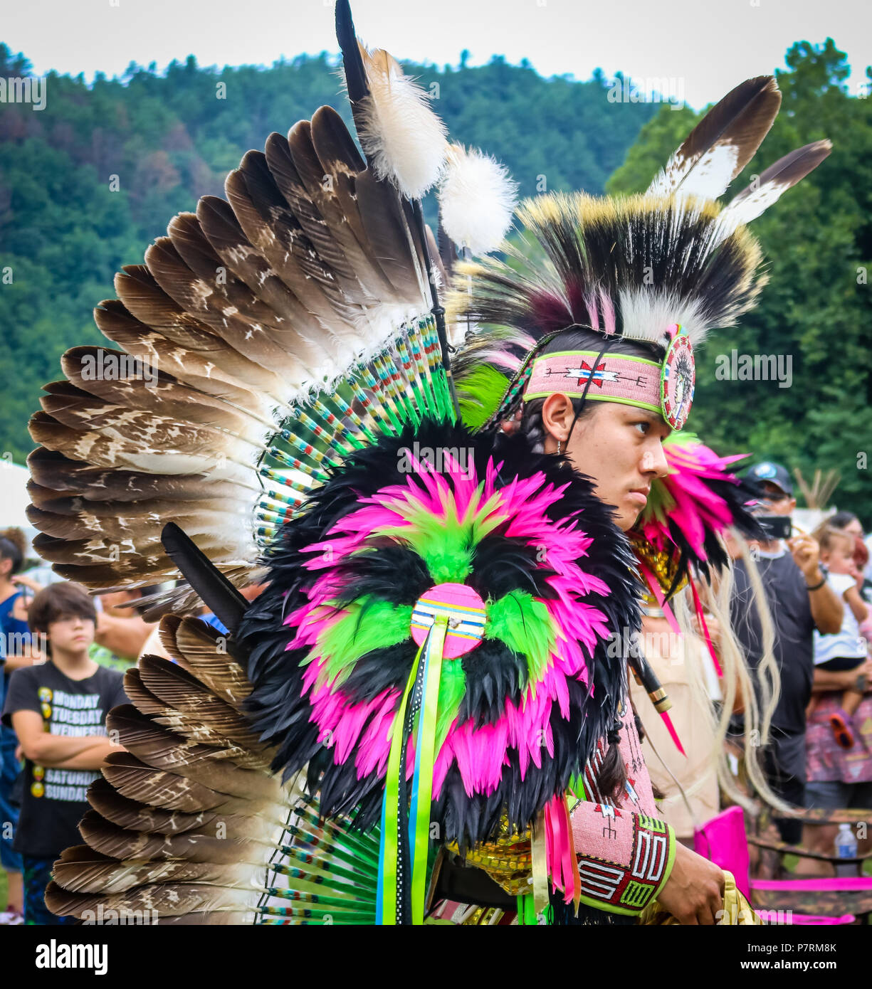 Cherokee Warrior in fantasia abbigliamento piuma al Cherokee annuale Nazione Pow Wow Foto Stock