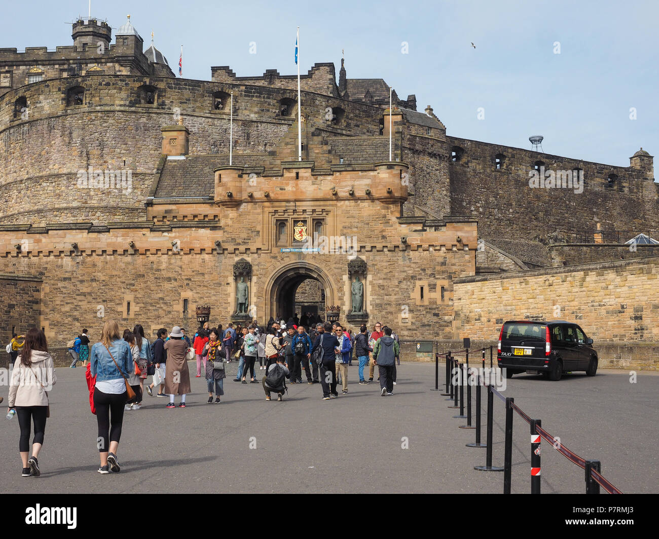 EDINBURGH, Regno Unito - circa giugno 2018: i turisti in visita al castello di Edimburgo Foto Stock
