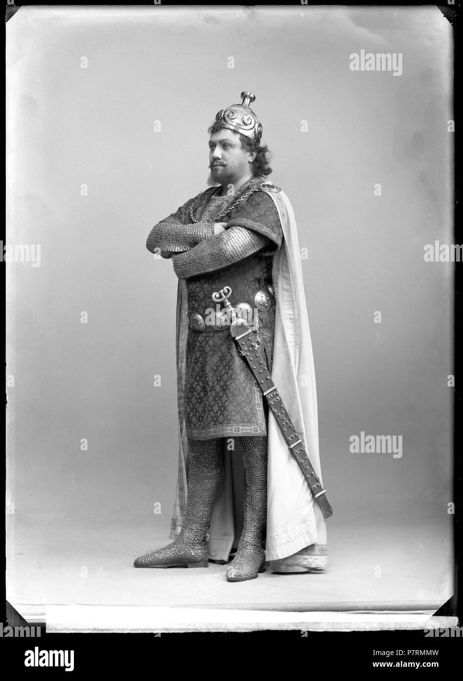 . Modesto Menzinsky in Tristan och Isotta presso Kungliga Operan 1910. Inglese: Menzinsky modesto come Tristan in Tristan och Isotta presso Kungliga Operan 1910. Vetro di scansione negativo. Svenska: modesto Menzinsky som Tristan mi Tristan och Isotta, Kungliga Operan 1910. Skannat glasnegativ. 1910 276 Menzinsky modesto in Tristan och Isotta presso Kungliga Operan 1910 - SMV - GM040 Foto Stock