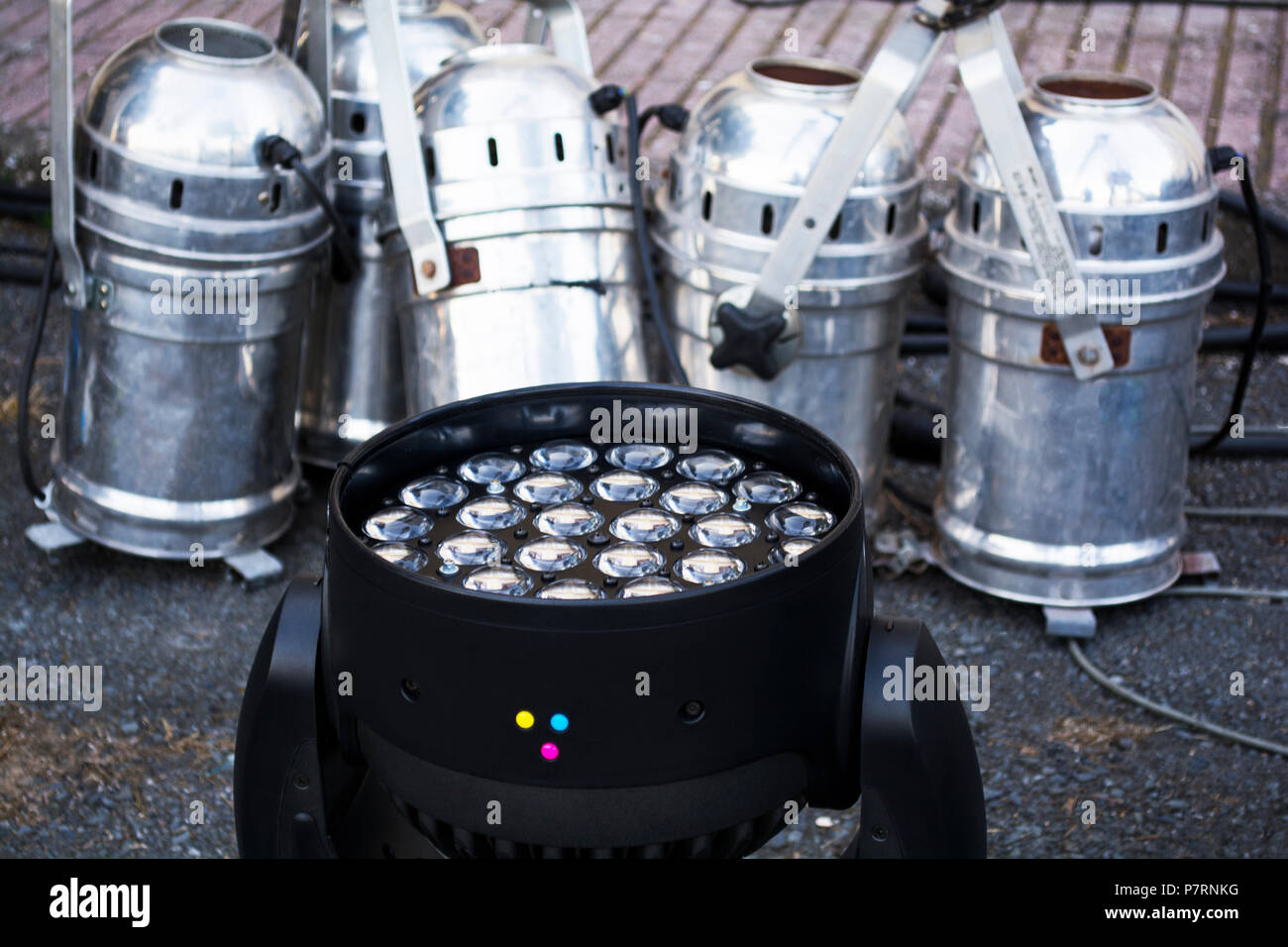 Argento spot di luce e a testa mobile led rgb system sulla fase preparazione Foto Stock