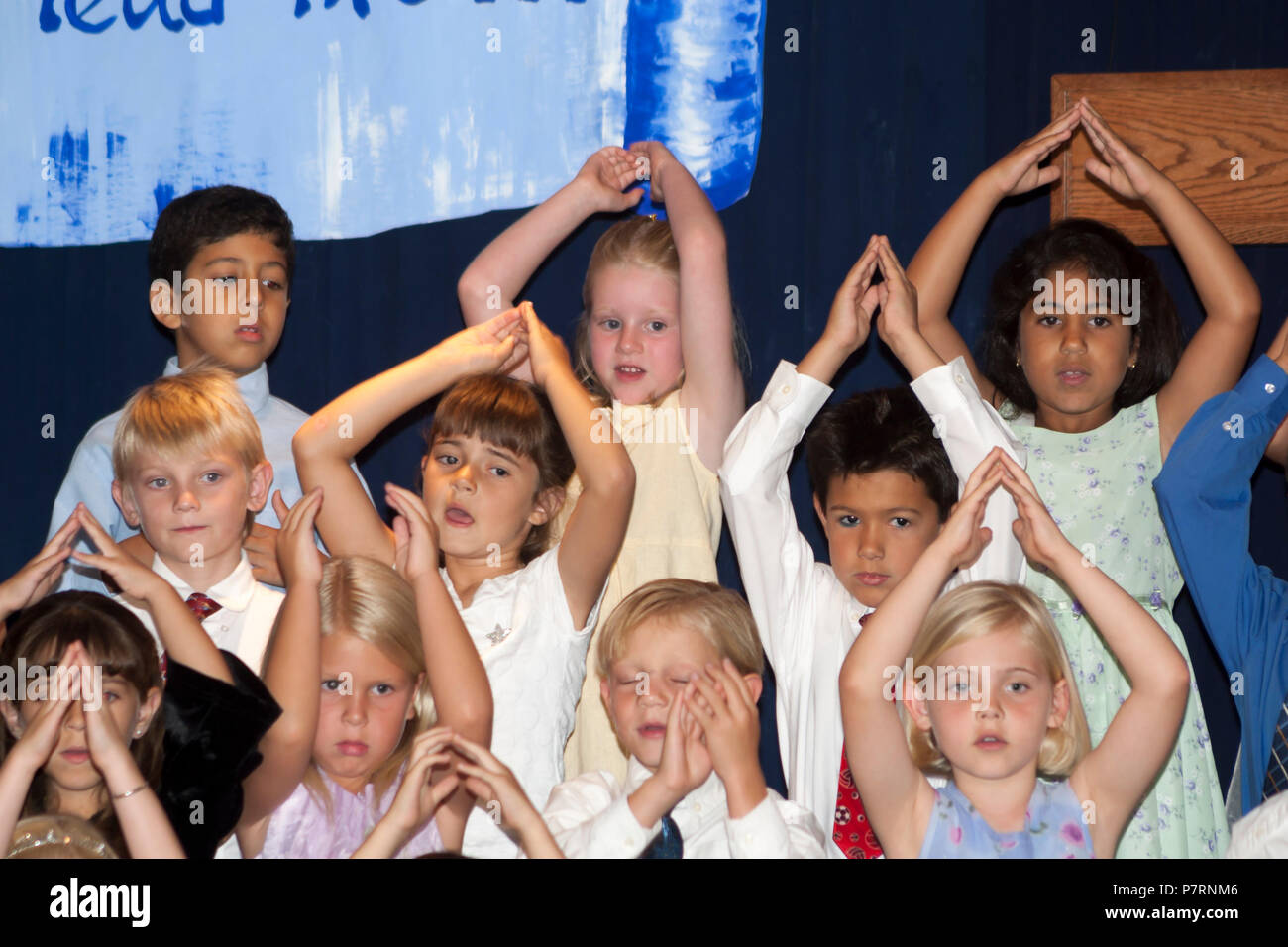 Gruppo di asilo di eseguire i ragazzi per i genitori in udienza. © Myrleen Pearson. ....Ferguson Cate Foto Stock
