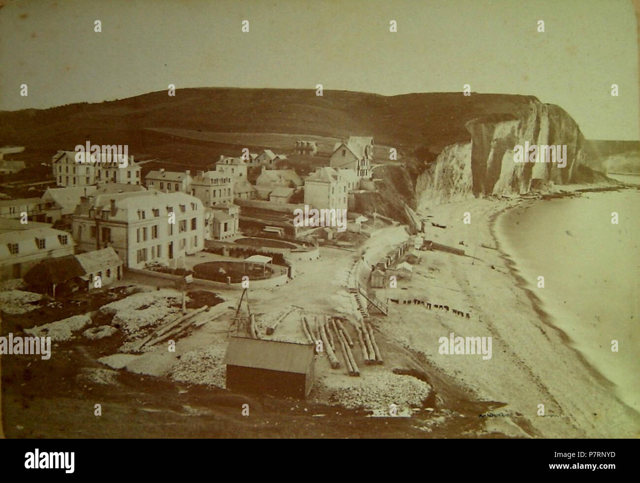Les Petites Dalles, la plage et le bord de mer, Papier albuminé, photographie vers 1875. Au cente, la dernière maison en bord de mer est Villa La Brise Lames d'Henri Wallon. Photographe inconnu. 1875 244 Les Petites Dalles foto 1875 Foto Stock
