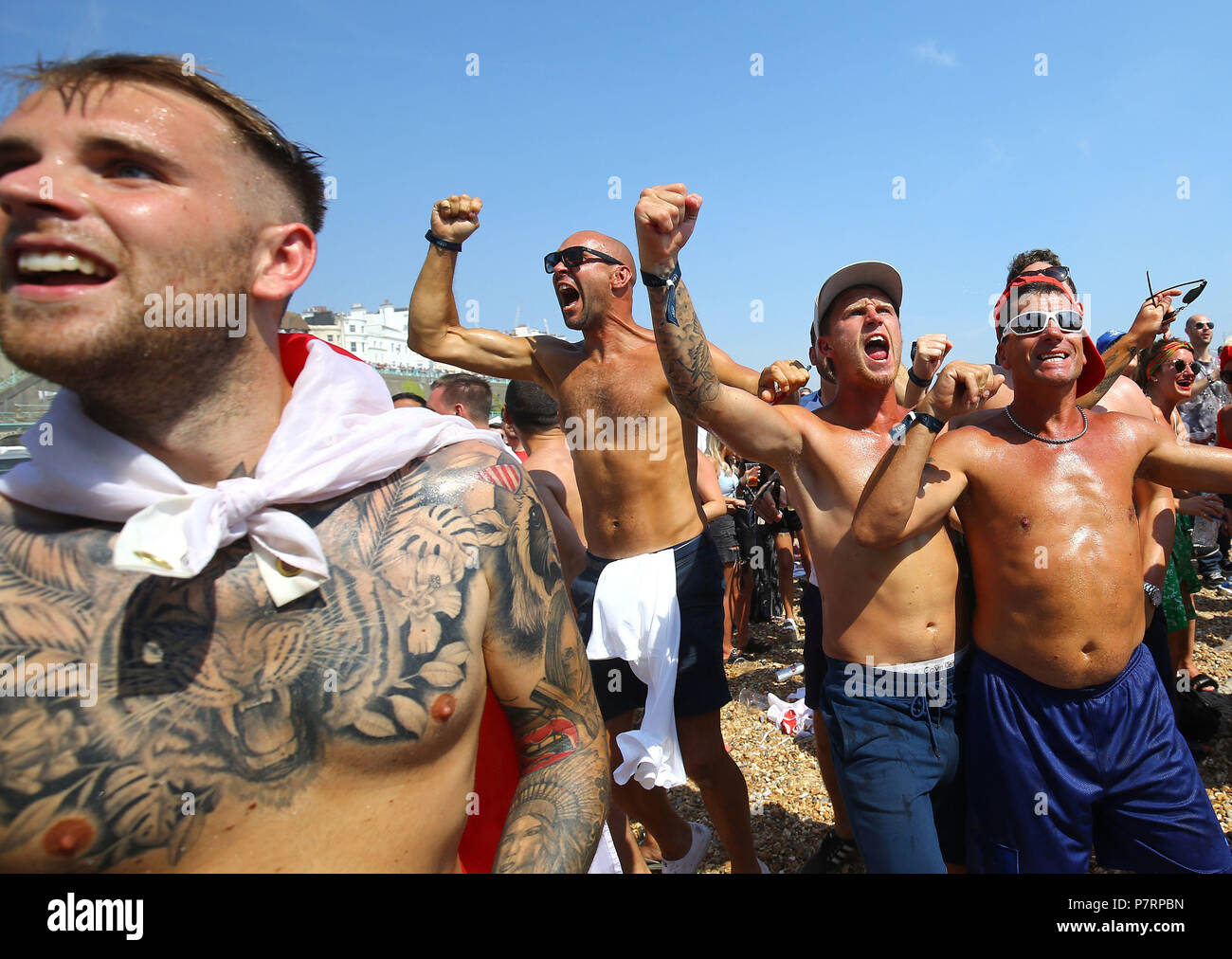 Ventole reagire mentre si guarda la Coppa del Mondo FIFA 2018 quarti di finale di partita tra Svezia e Inghilterra al Luna Beach Cinema, Brighton. Foto Stock