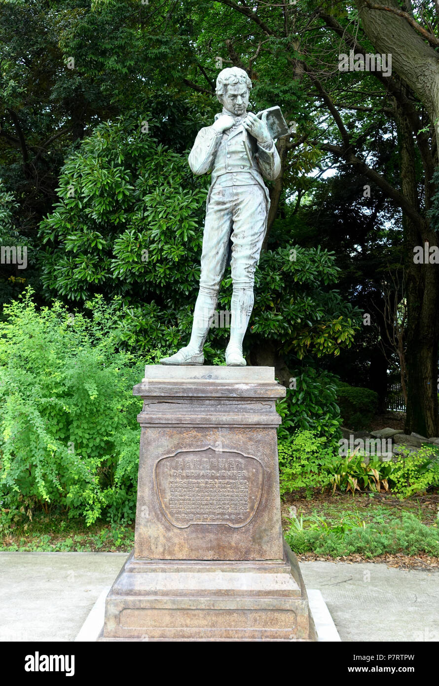 Inglese: Edward Jenner da Yonehara Unkai, 1897, bronzo - Museo Nazionale di Tokyo - Tokyo, Giappone. 1 agosto 2017, 20:40:53 142 Edward Jenner da Yonehara Unkai, 1897, bronzo - Museo Nazionale di Tokyo - Tokyo, Giappone - DSC08046 Foto Stock