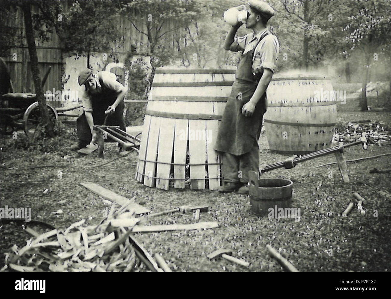 Deutsch: Fassbauen (Oberösterreich 1935) Inglese: canna-maker sul lavoro (Austria superiore 1935) . 1935 157 Fassbauen Kollega hat Durst 1935 Foto Stock