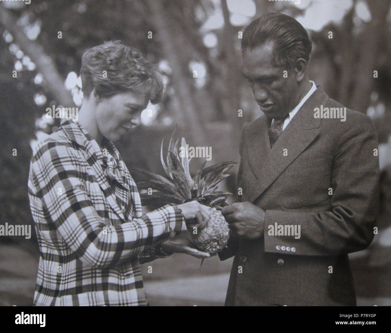 Inglese: Anonimo foto di Amelia Earhart e Duke Kahanamoku nelle Hawaii, dicembre, 1934 o gen, 1935 . Dic. 1934 o gen, 1935 20 Amelia Earhart e Duke Kahanamoku alle Hawaii Foto Stock