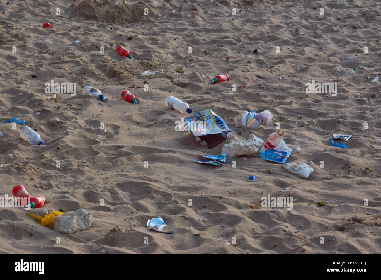 Inquinamento di plastica sulle spiagge in inglese Foto Stock
